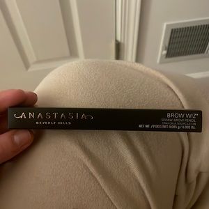 Anastasia beverly hills MEDIUM BROWN brow wiz